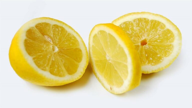 Beber agua con limon durante el dia